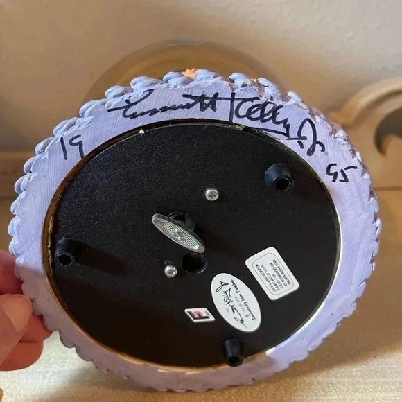 RARE and VHTF SIGNED by Emmett Kelly Jr 1994 Snow Globe. - Picture 12 of 15